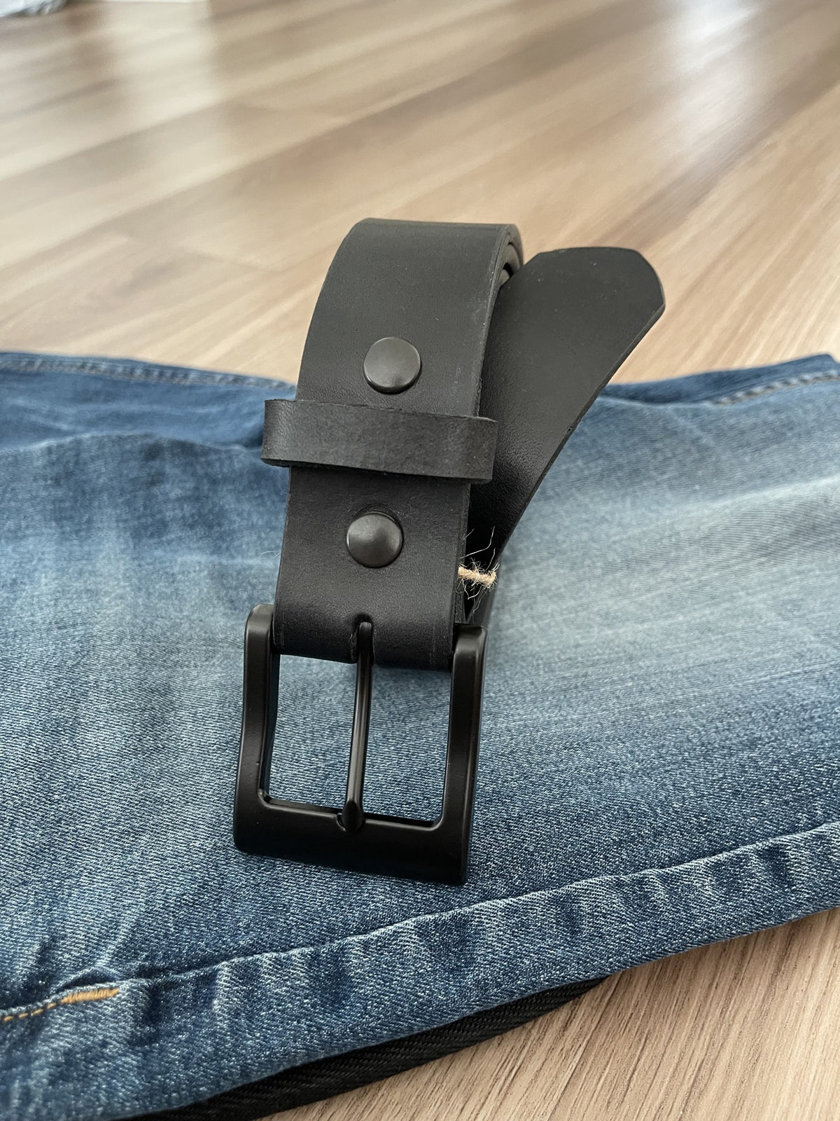 Black English Bridle belt standing on jeans